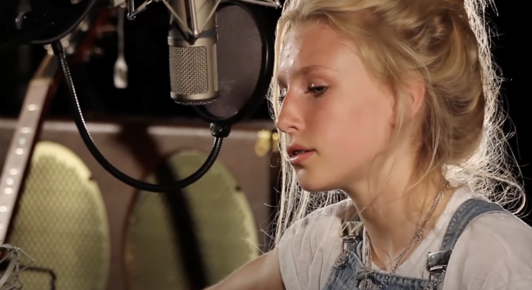 This 14-year-old started singing, her performance gave everyone around chills.