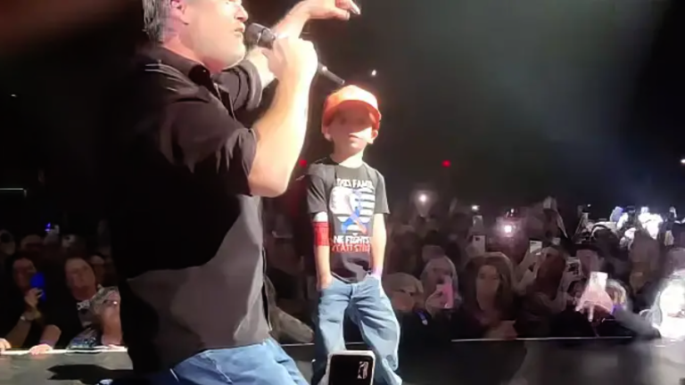 Blake Shelton Reads Note From a Little Fan – Then Calls Him Up on Stage