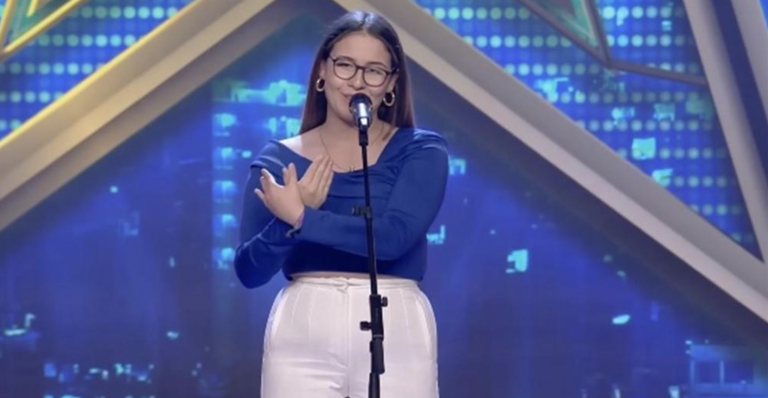 17-Year-Old Sings Using Sign Language For Her Deaf Parents And Earns Golden Buzzer