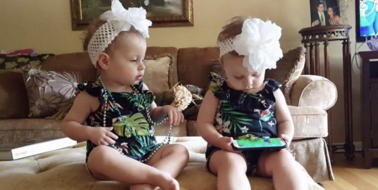 Funny reaction of twin babies when the phone rings. They are really cool