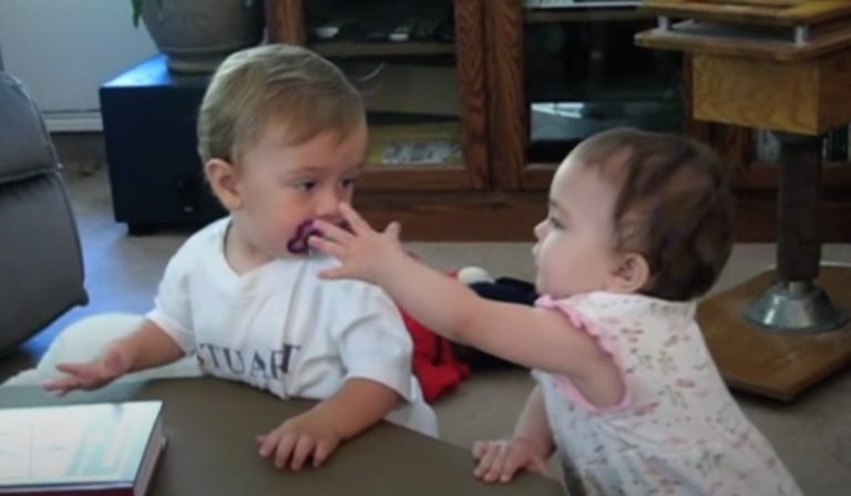 Twin Babies Fight Over Pacifier . SO FUNNY