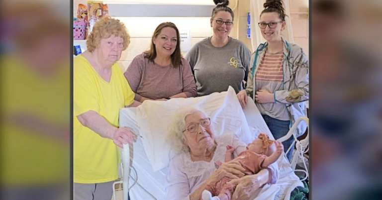 6 Generations Of Family Shown In Photo Where Woman Holds Great-Great-Great Granddaughter