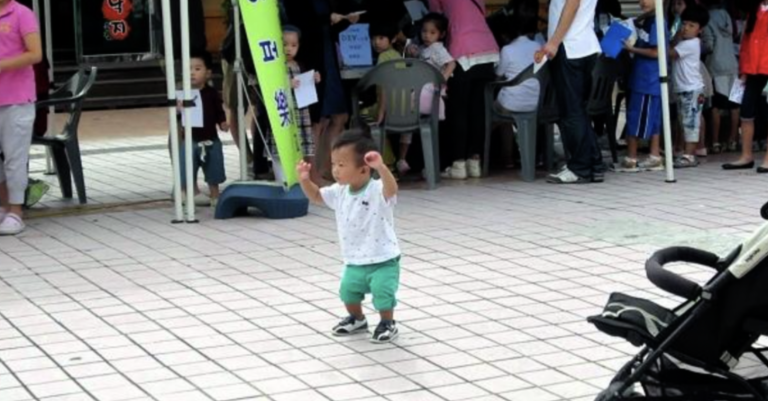 A little Korean child started dancing on the street and attracted the attention of passers-by