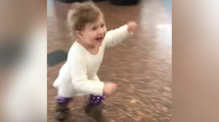 The little girl didn’t expect to see her dad at the airport. The military dad’s and daughter reuniting will melt your heart