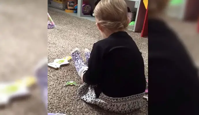 Toddler is Playing With Toys In Her Room – Then She Starts Singing ‘Jolene’…