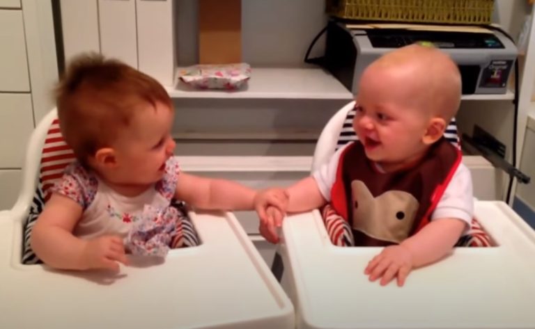 Twin babies have hilarious giggle fit that will have you laughing along