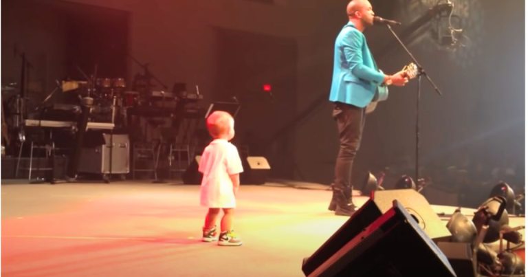 Little toddler ‘crashes’ daddy’s concert and shows off his ‘adorable moves’