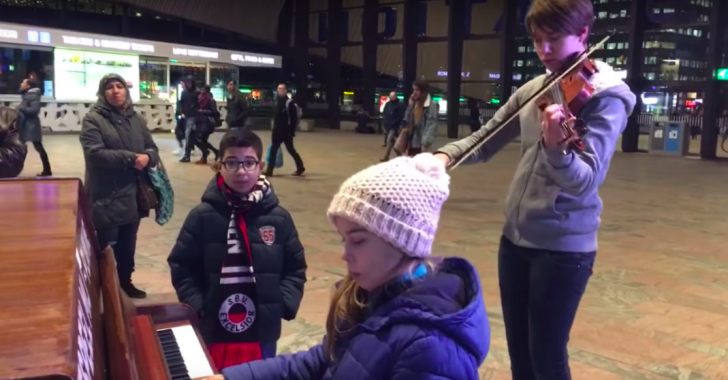 Sisters Perform Piano And Violin Duet Of “Hallelujah” At Train Station