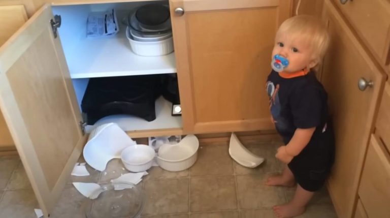 Baby’s remorseful response after breaking the dishes is too adorable! Check this out!