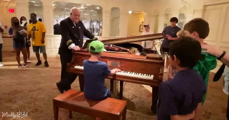 Child Prodigy Stuns Titanic Museum Visitors with Piano Skills