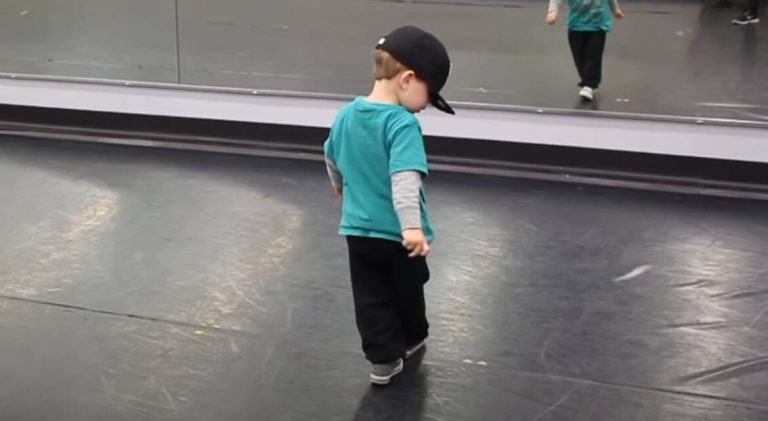 A young boy of two captured the hearts of the crowd with a hip-hop dance. Check out his incredible dance!