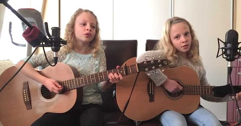 Her Twin Sings A Famous Song… But Then Watch The Girl On The Right. UNBELIEVABLE!!