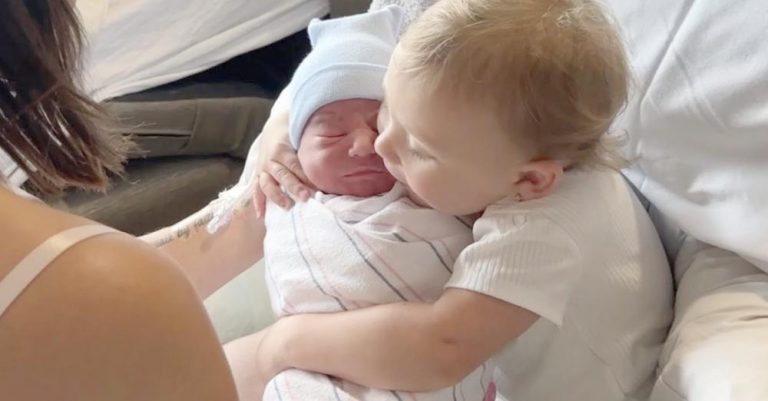 Sooo cute ! Baby girl meets baby brother for the first time