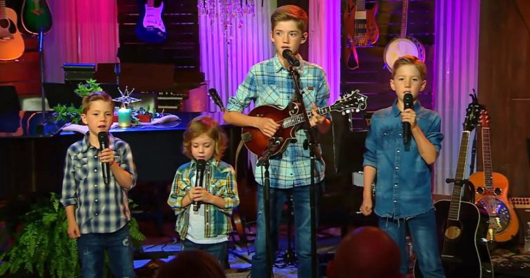 Josh Turner’s sons take to stage and win whole internet’s heart with sweet song choice