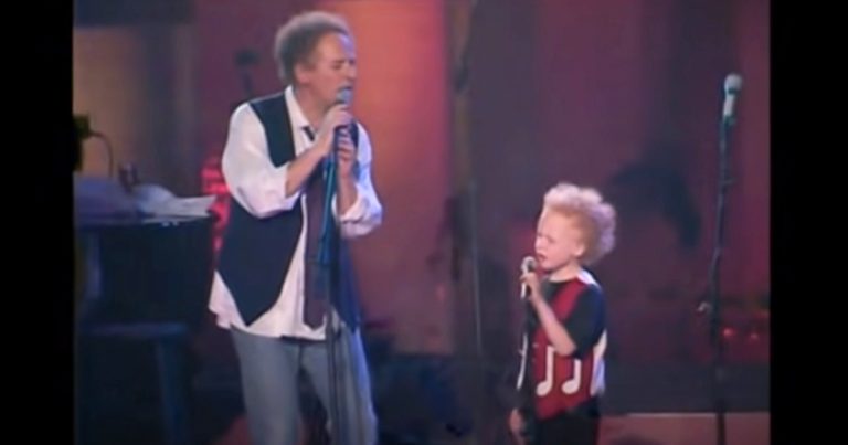 Art Garfunkel’s Son Runs Onstage And Adorably Steals The Show