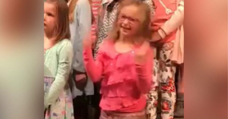 Little girl’s rocking moves steal the show during choir performance, garnering 53 million views