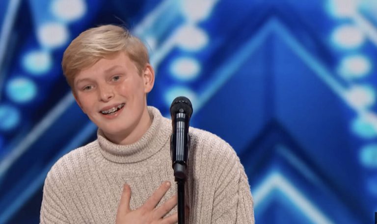 “You don’t own me” is a difficult song for his age, they said. Watch how he earns a Golden buzzer with his pure talent!