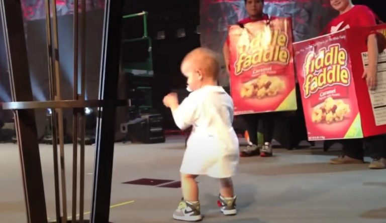 Cute infant ends daddy’s concert and becomes the main character!