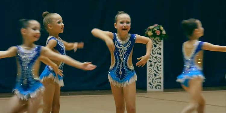 Little Girl Twists Her Legs While Dancing but Shows the World the True Meaning of Professionalism