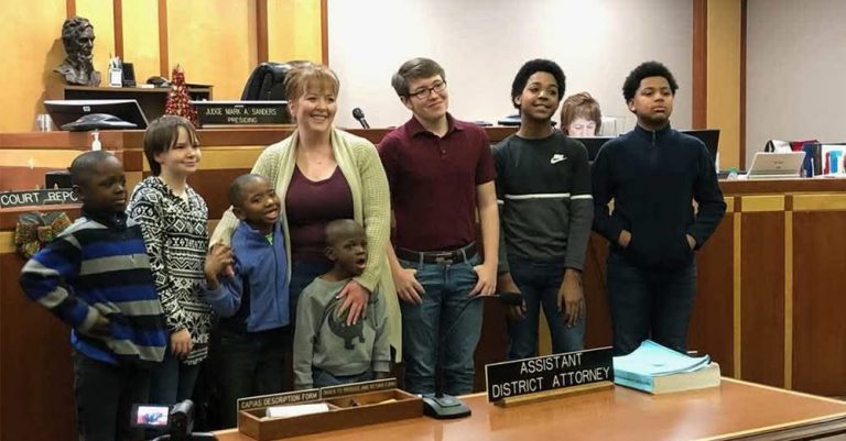 Single mom of 2 raised in foster care adopts 6 boys so that siblings can grow up together