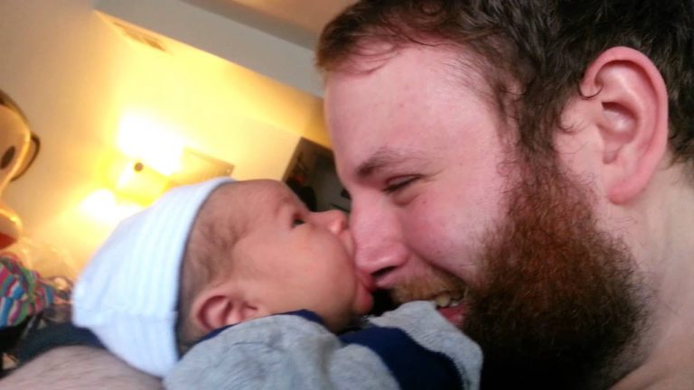 Hilarious: 4-Day-Old Baby Mistakes Daddy’s Nose for Pacifier