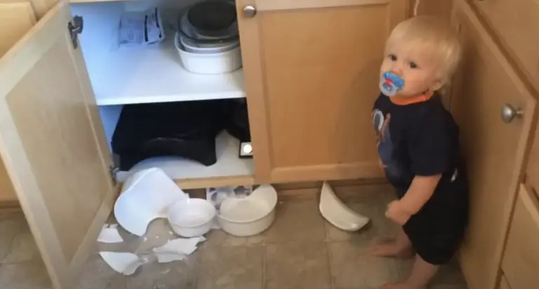 Baby’s remorseful response after breaking the dishes is too adorable! Check this out!