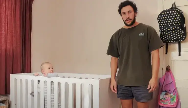 It’s Dad’s Turn to Put Baby to Sleep – Watch Baby’s Hilarious Response